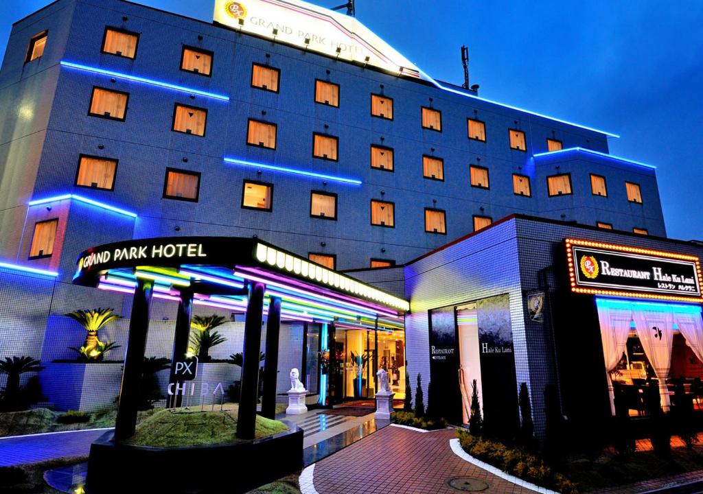 ein Hotel mit blauen Lichtern vor einem Gebäude in der Unterkunft Grand Park Hotel Panex Chiba in Chiba