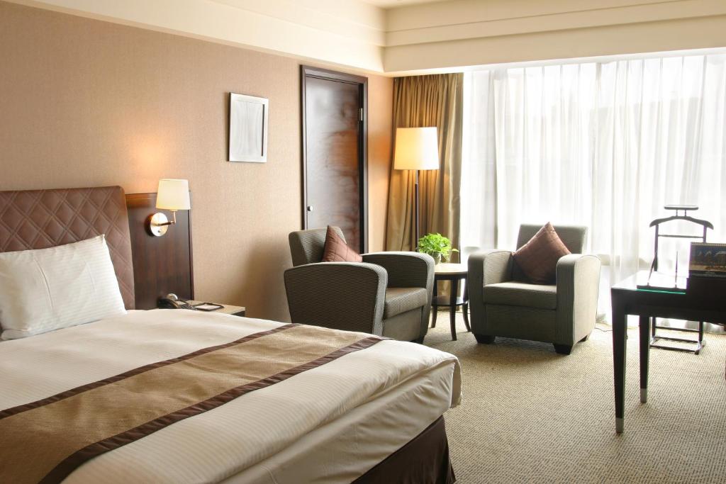 Postel nebo postele na pokoji v ubytování Grand Forward Hotel