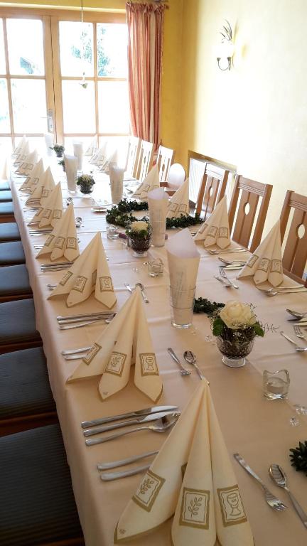 Restaurace v ubytování Gasthof Sempt