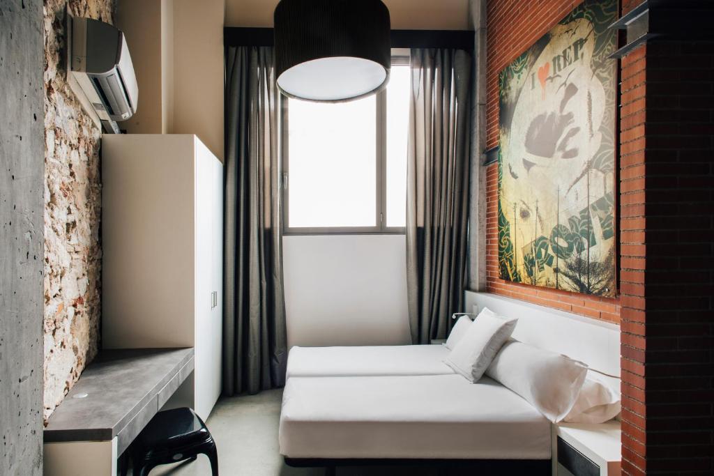 A bed or beds in a room at Barcelona Apartment Republica