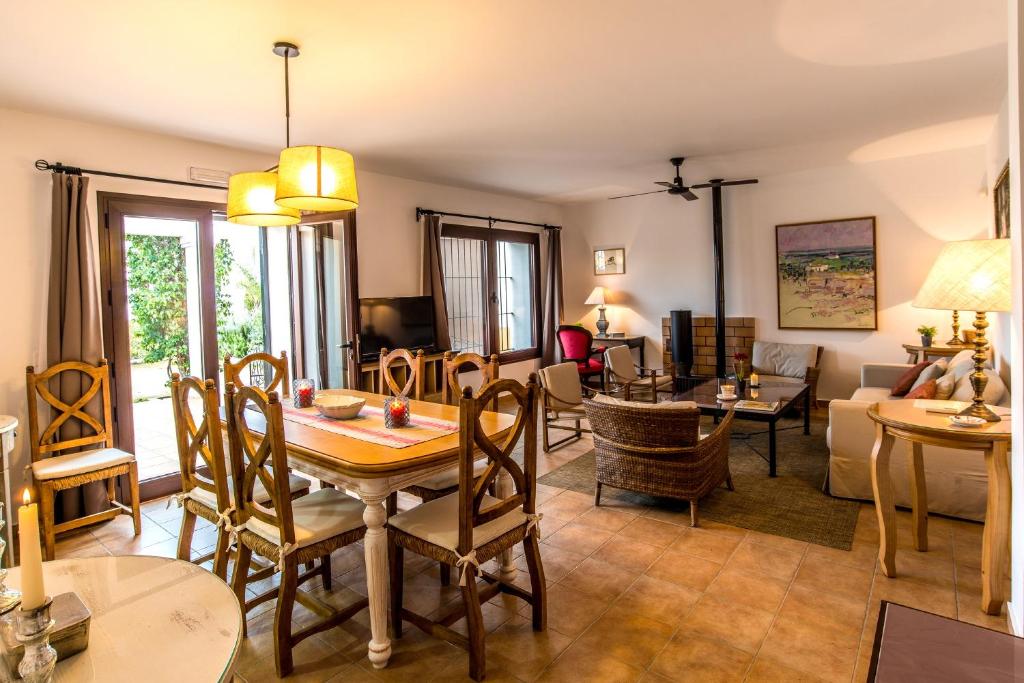 a living room with a table and chairs at Vivienda Rural Olivar de San Telmo in Arcos de la Frontera