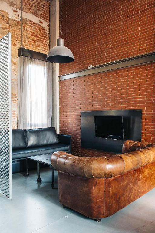 A television and/or entertainment centre at Barcelona Apartment Republica
