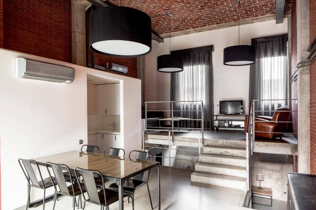 A kitchen or kitchenette at Barcelona Apartment Republica