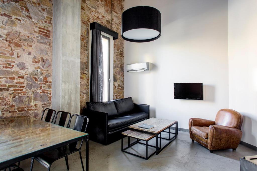 A television and/or entertainment centre at Barcelona Apartment Republica
