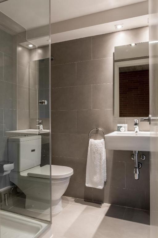 A bathroom at Barcelona Apartment Republica