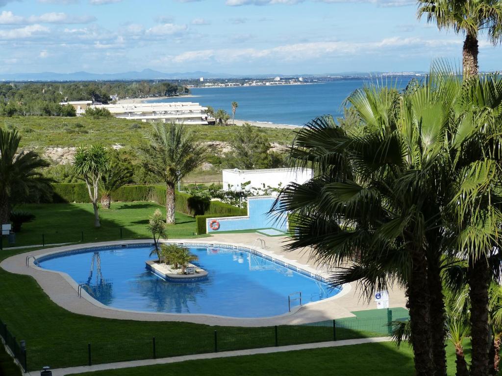 una piscina con vistas al océano en Apartamento Mediterráneo Bellavista, en Miami Platja