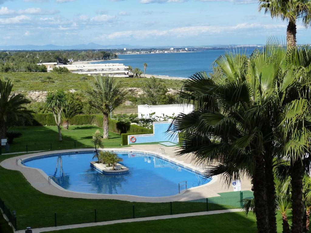 ミアミ・プラトーヤにあるApartamento Mediterráneo Bellavistaの海の景色を望むスイミングプール