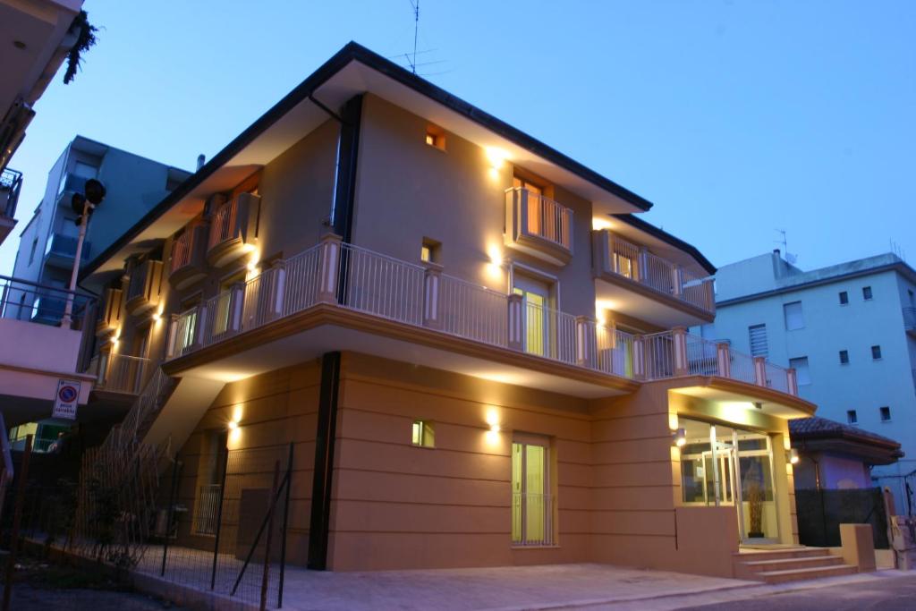 - un bâtiment avec un balcon sur le côté dans l'établissement Residence La Dolce Vita, à Rimini