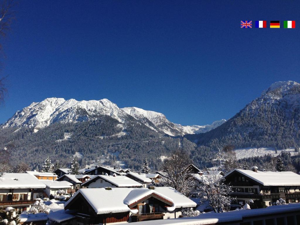 eine schneebedeckte Stadt mit Bergen im Hintergrund in der Unterkunft Alpschatz Adlerhorst in Oberstdorf