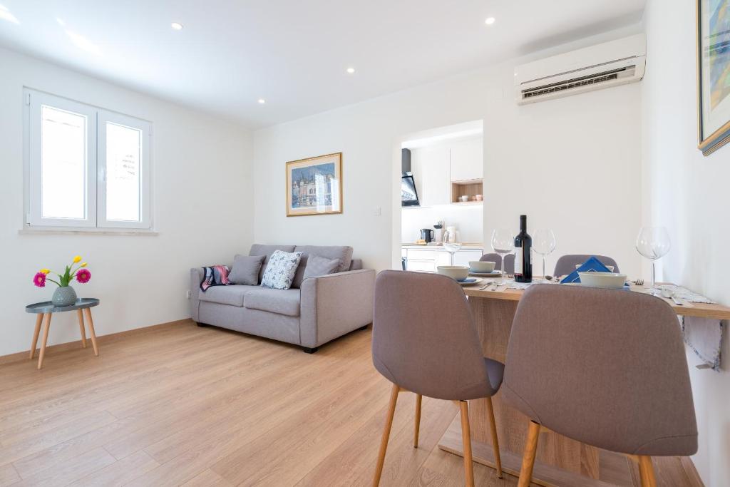 cocina y sala de estar con mesa y sillas en Apartment Eden, en Dubrovnik