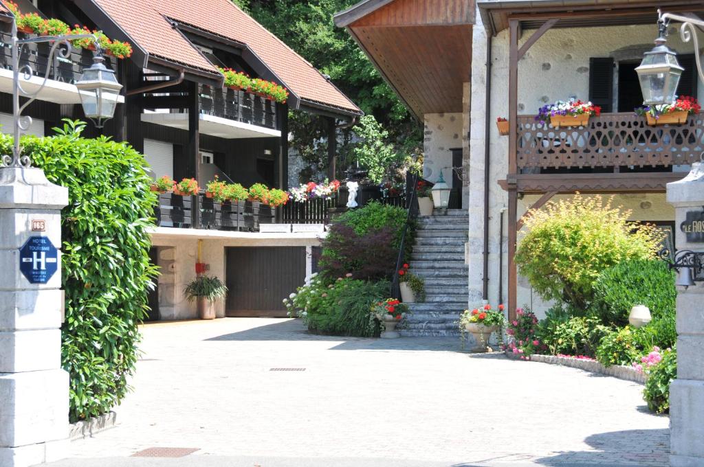 デュアンにあるAuberge Du Roseletのバルコニーに花箱が設置された建物