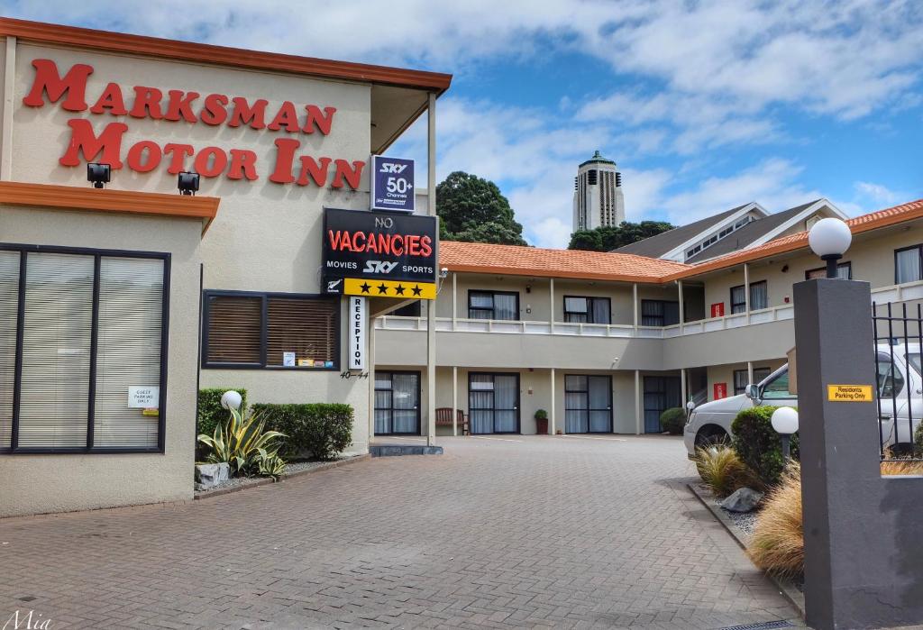 Uma estalagem Marxman Morgan com um parque de estacionamento em Marksman Motor Inn em Wellington