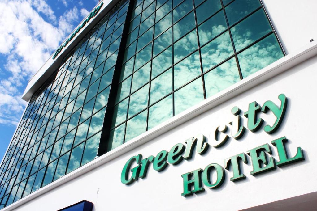 Greencity Hotel في سونغاي بيتاني: علامة على جانب مبنى مستشفى