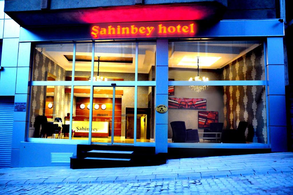 un satherley hotel è illuminato di notte di Sahinbey Hotel a Ankara