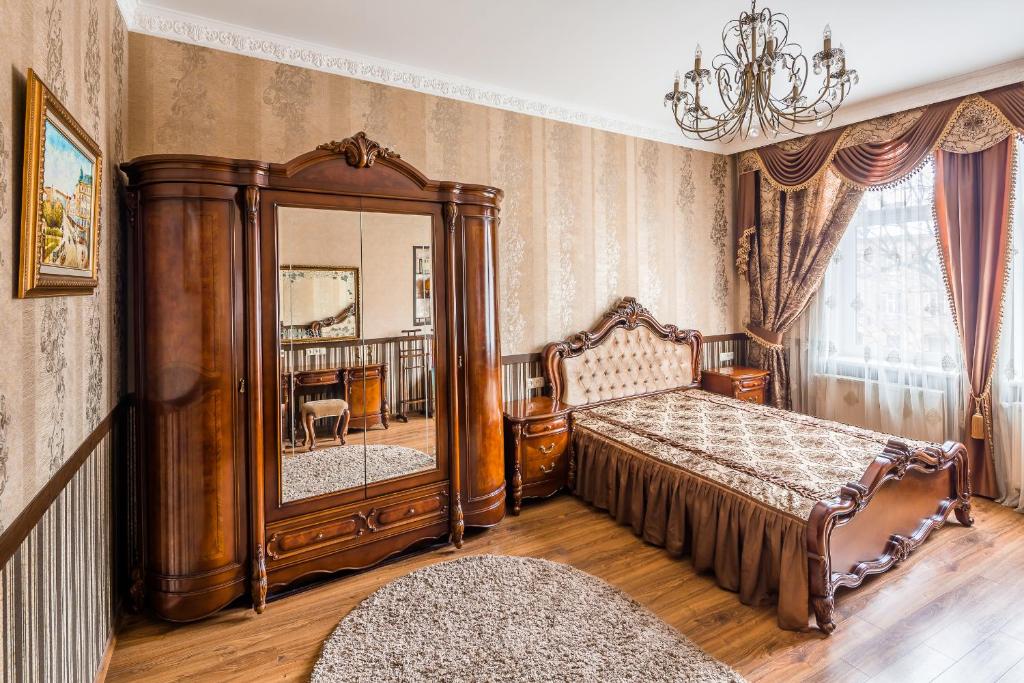 リヴィウにあるBeautiful apartment D.Galytskogoのベッドルーム(ベッド1台、大きな鏡付)