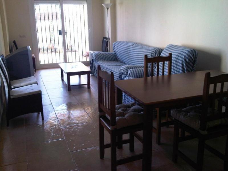 サアラ・デ・ロス・アトゥネスにあるAdosados La Tahonaのリビングルーム(ソファ、テーブル、椅子付)