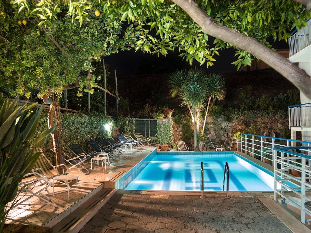 een zwembad in een achtertuin 's nachts bij Hotel Club in Sant'Agnello