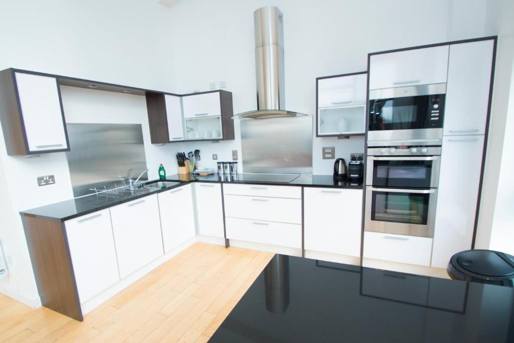 Kuchyň nebo kuchyňský kout v ubytování Ocean Serviced Apartments