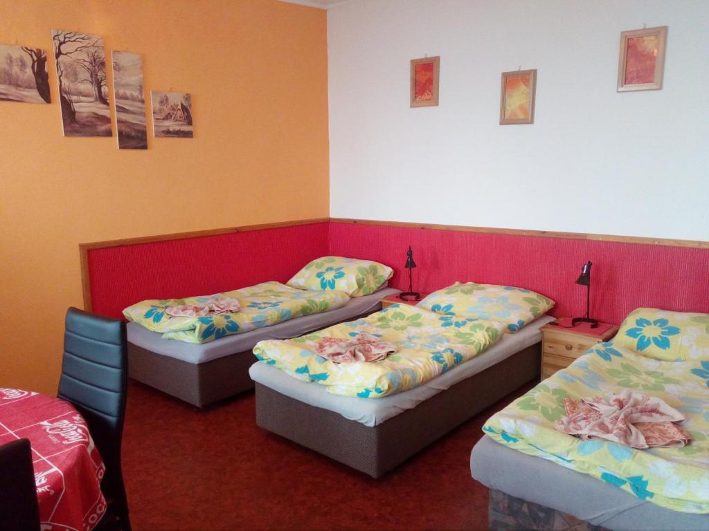 Łóżko lub łóżka w pokoju w obiekcie Penzion Rajf