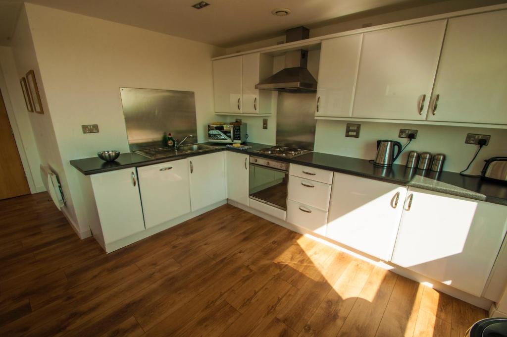 Kuchyň nebo kuchyňský kout v ubytování Ocean Serviced Apartments
