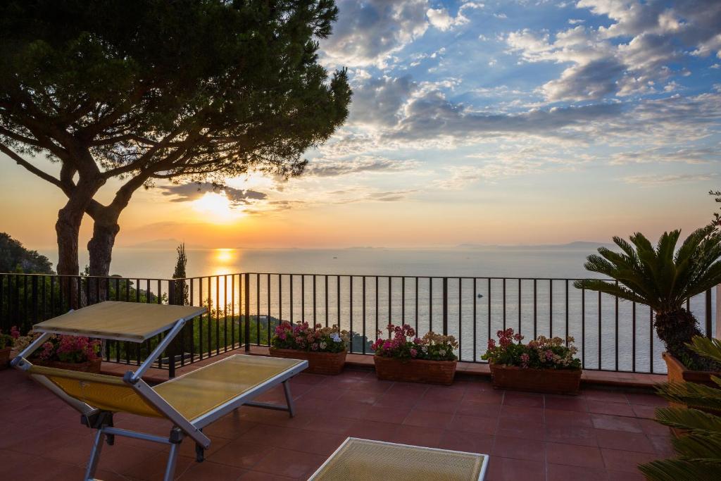 マッサ・ルブレンセにあるVilla Sea View Sorrento Amalfi Coastの海の景色を望むパティオ(ベンチ付)