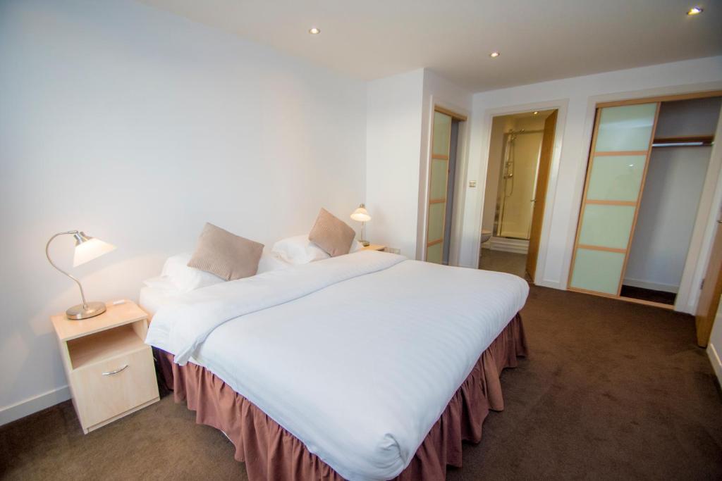 Postel nebo postele na pokoji v ubytování Ocean Serviced Apartments