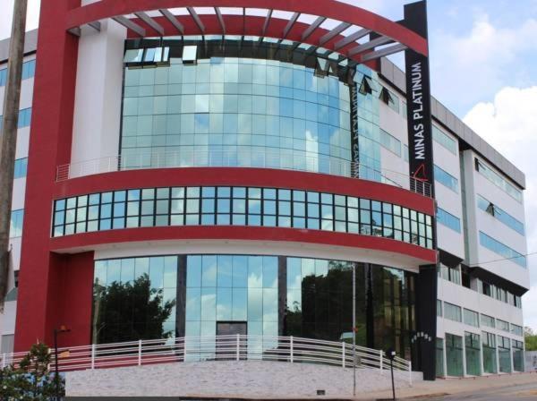 un grand bâtiment avec un verre rouge dans l'établissement Minas Platinum Hotel & Convention, à Conselheiro Lafaiete