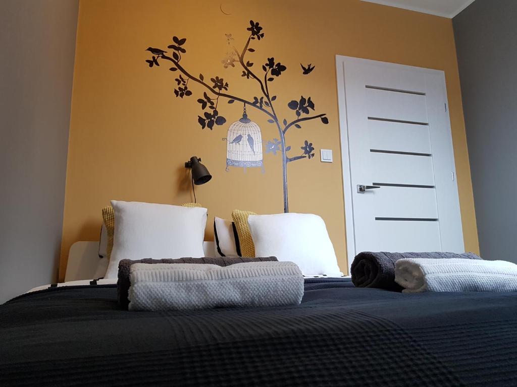 um quarto com uma cama com uma gaiola de pássaros na parede em Black Rose APARTAMENT Targi 3 km, F-ry Vat em Kielce