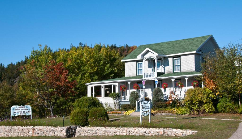 a house on the side of a road at Maison Gauthier in Tadoussac