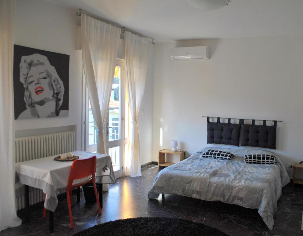 een slaapkamer met een bed, een tafel en een raam bij Agli Ospedali in Padua