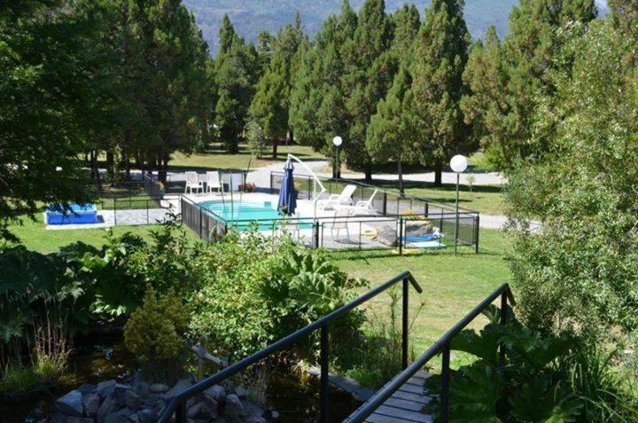 een zwembad met een glijbaan in een park bij CABANAS ´PORTAL NORTE in El Bolsón