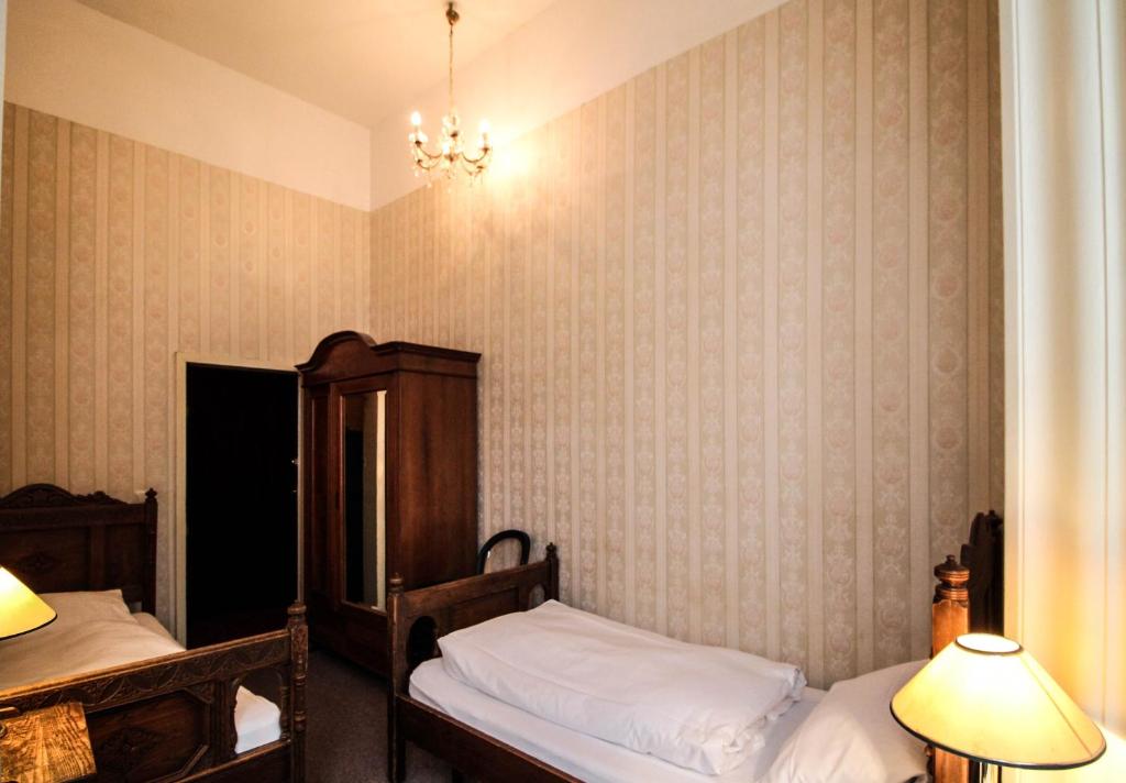 
Twin Room with Shared Bathroom
