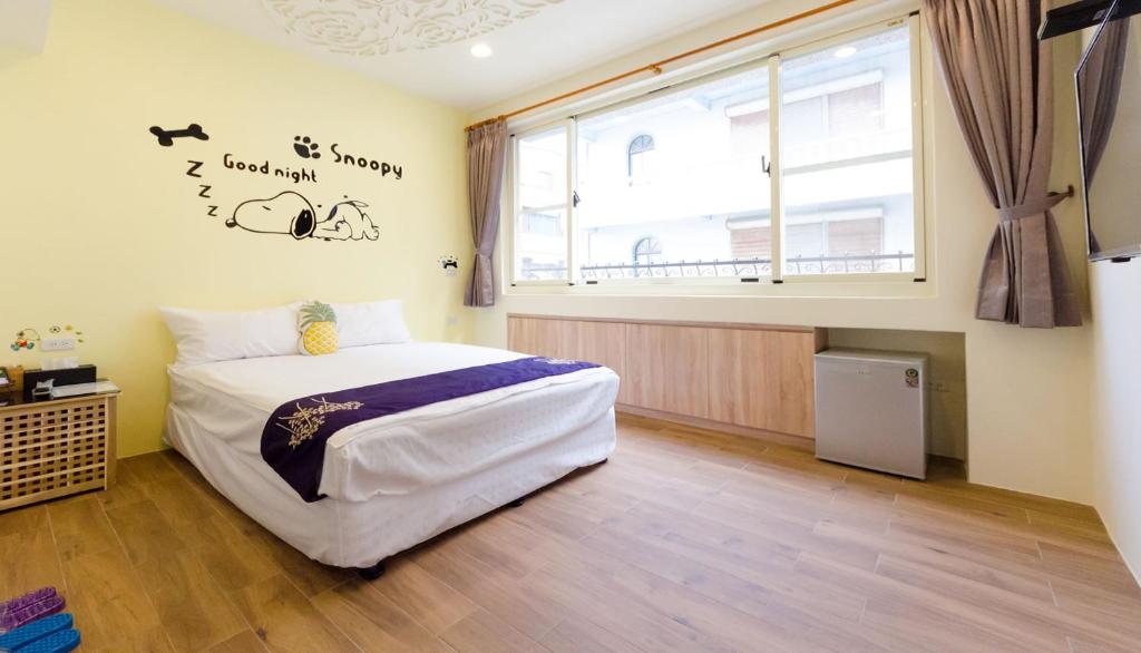 ein kleines Schlafzimmer mit einem Bett und einem Fenster in der Unterkunft YOYO 11 House in Altstadt von Hengchun