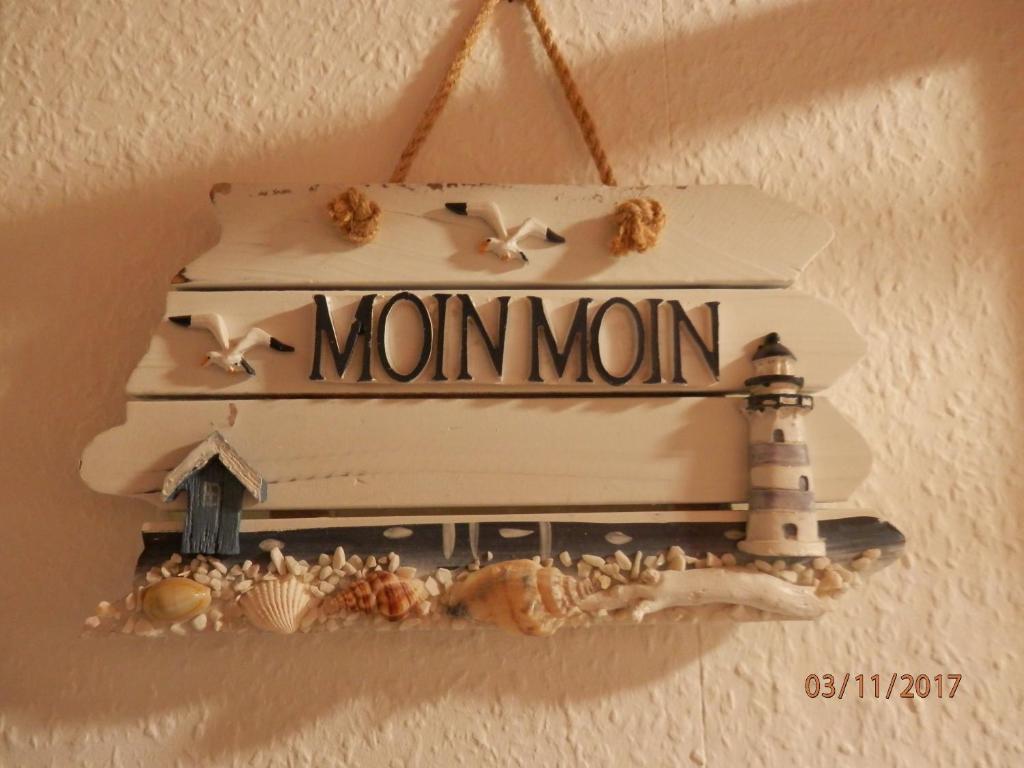 a sign that reads mom mom hanging on a wall at Ferienwohnung Marta in Harrislee