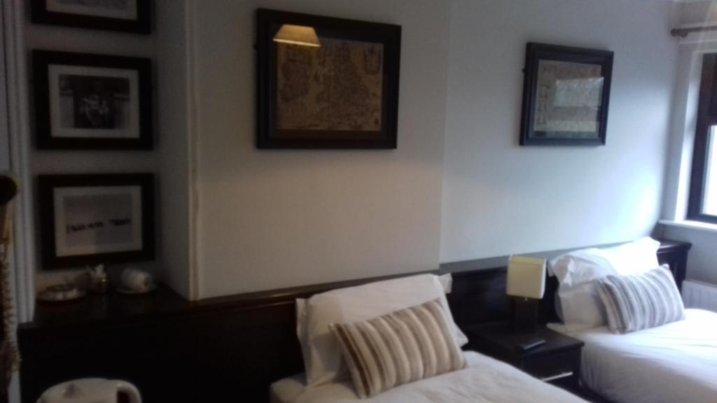 Letto o letti in una camera di The Midway Bar & Guesthouse