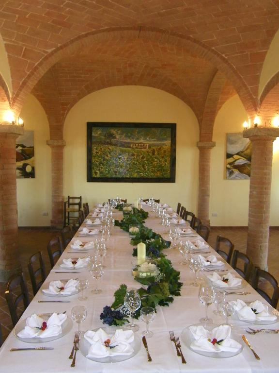 Reštaurácia alebo iné gastronomické zariadenie v ubytovaní Fattoria Fibbiano