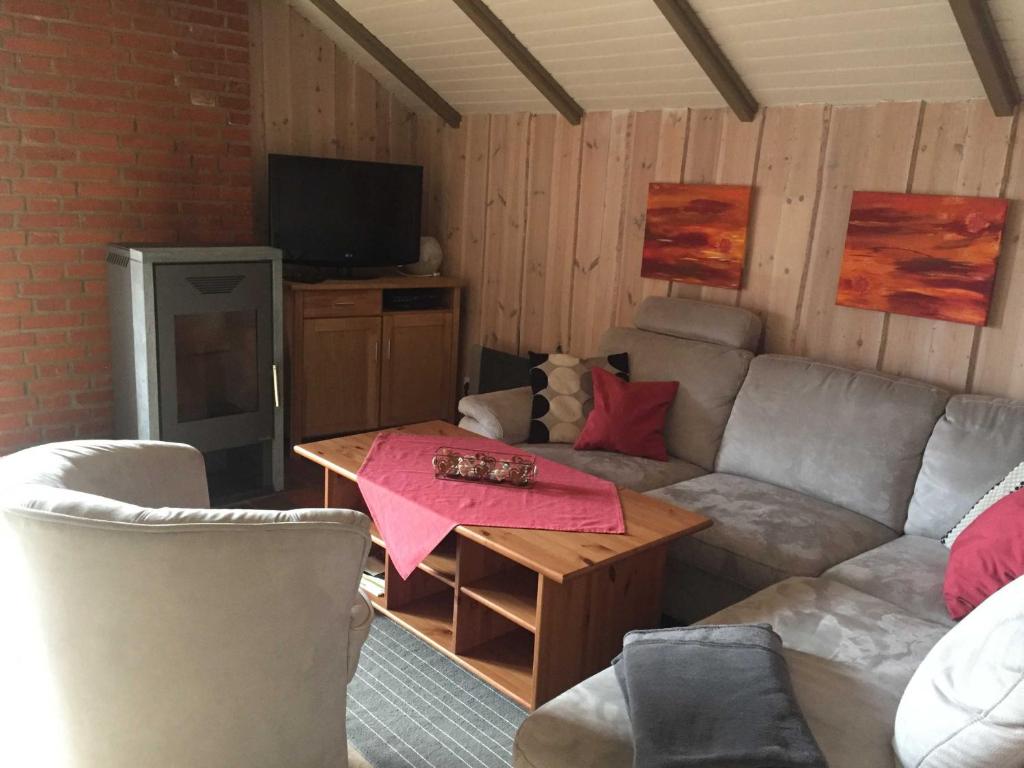 un soggiorno con un divano e un tavolo di Ferienwohnung Michel a Glücksburg