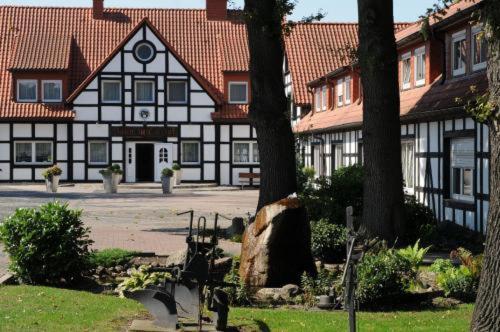 um edifício com uma árvore em frente em Landhotel Baumanns Hof em Kirchdorf