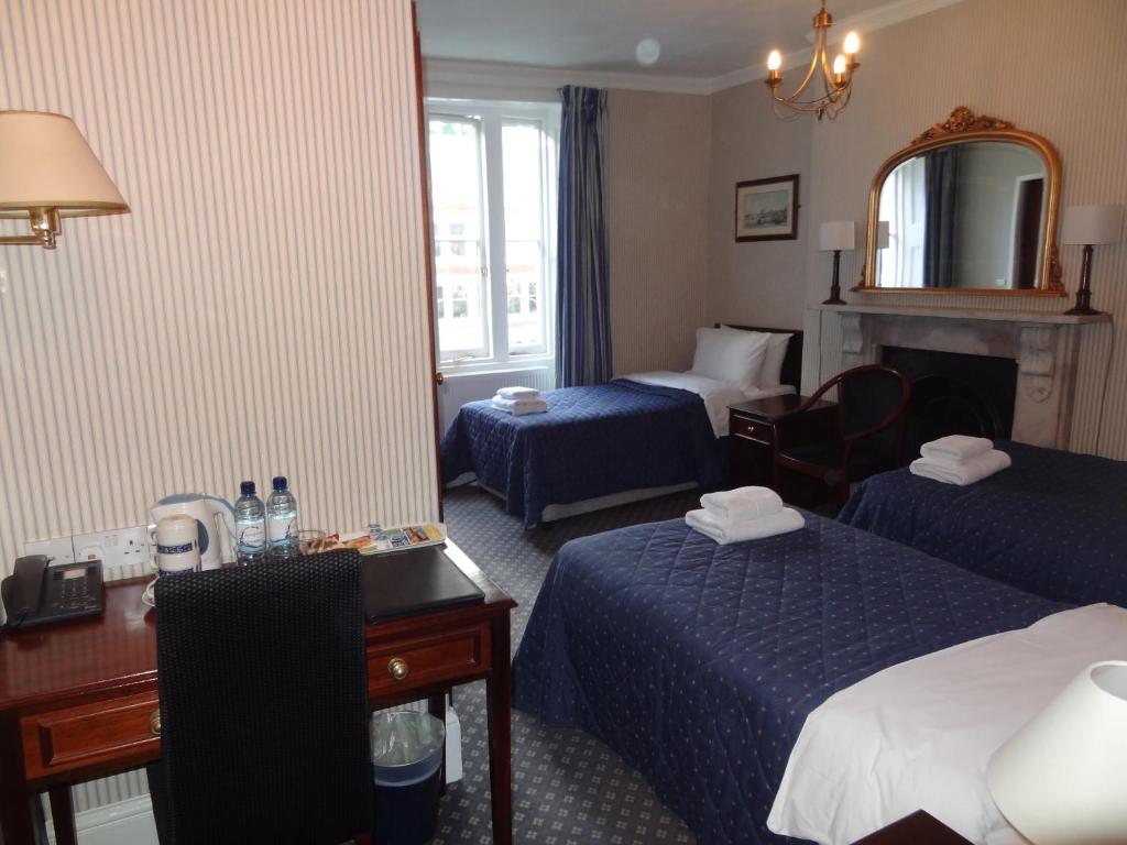 Postel nebo postele na pokoji v ubytování Regency House Hotel