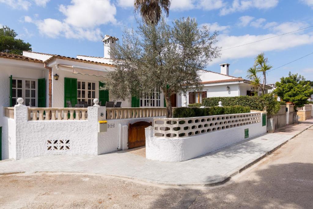 una cerca blanca frente a una casa en Verdera, en Playa de Muro