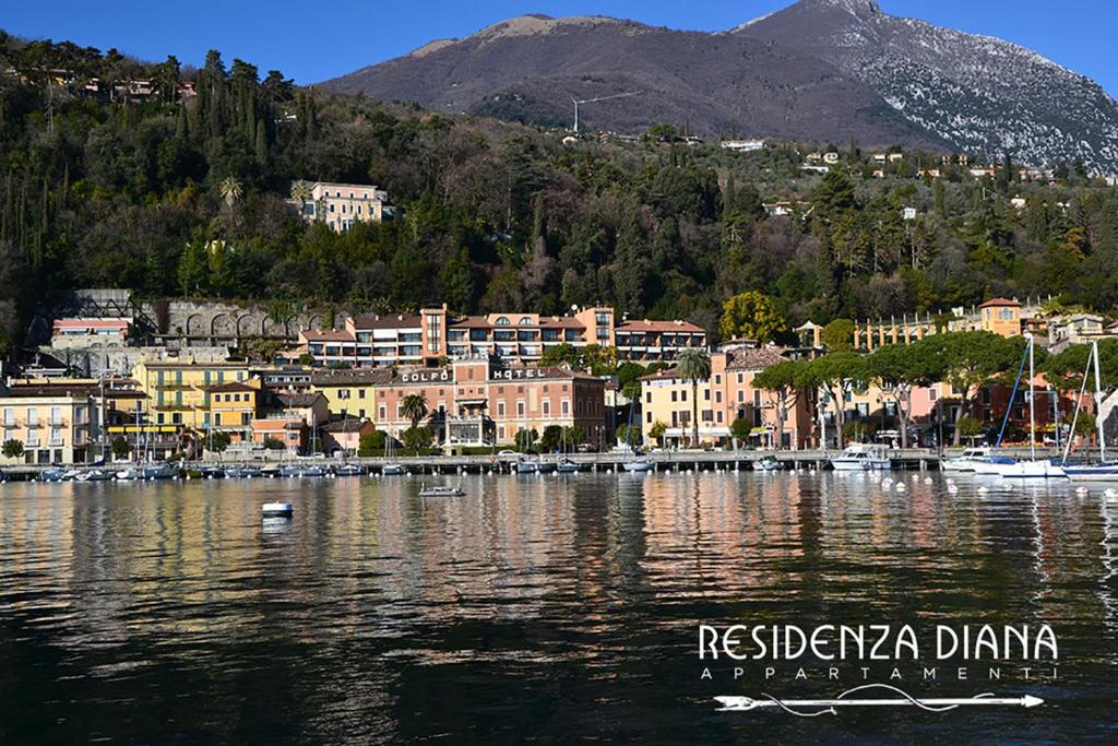 una gran masa de agua con una ciudad en el fondo en Residenza Diana, en Toscolano Maderno