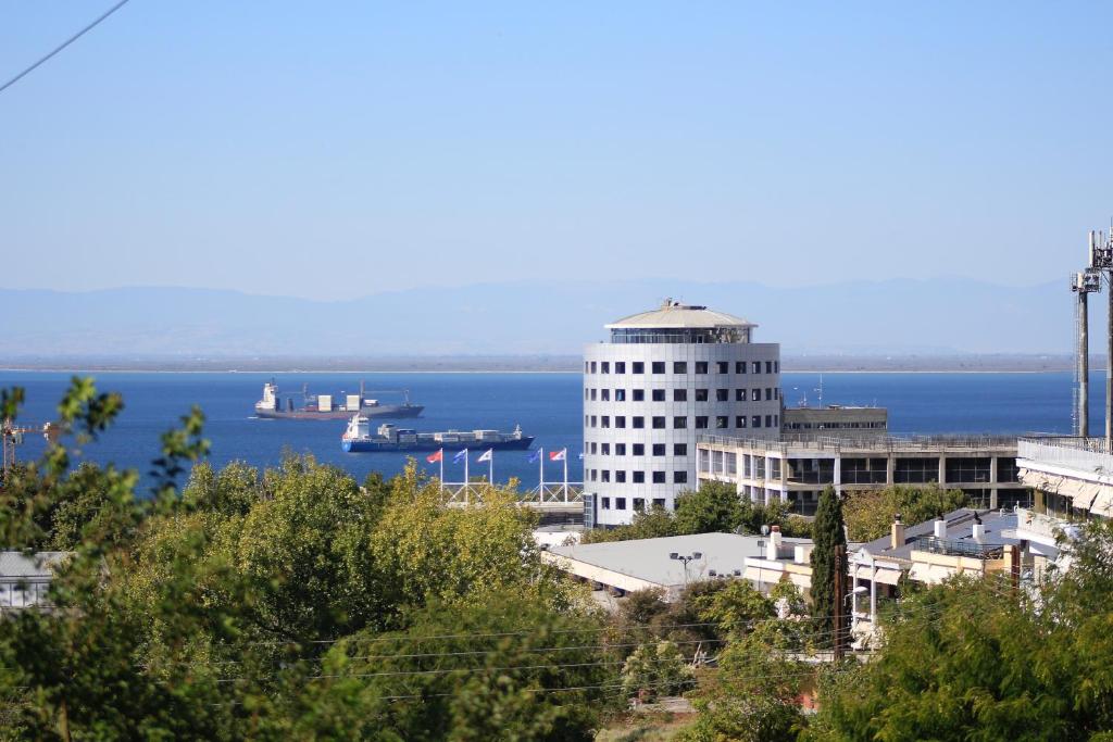 Modern Sea View Apartment - Free Parking - Quiet Area near Center