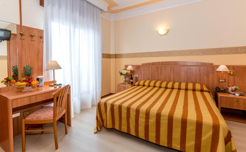 A bed or beds in a room at Hotel Smeraldo