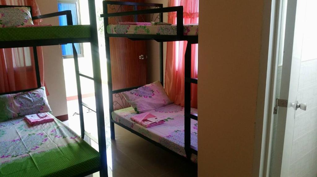 - une chambre avec 2 lits superposés dans l'établissement RMS Travellers Inn, à Îles Camotes
