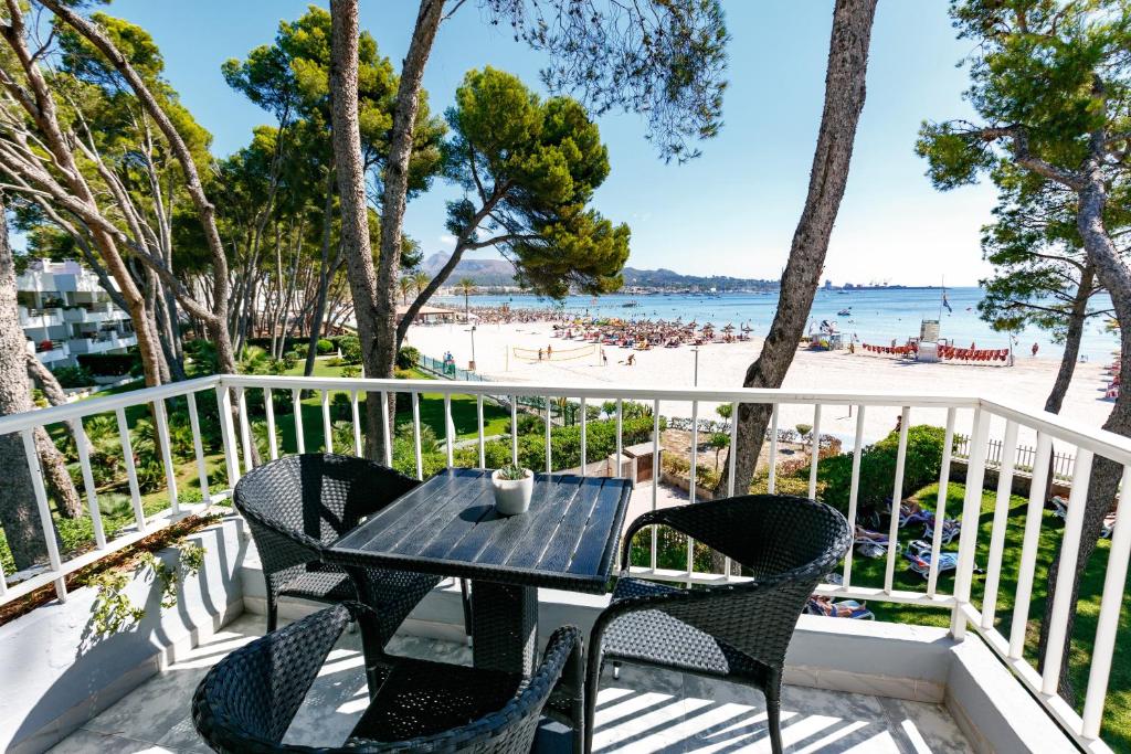 En balkong eller terrasse på Apartamentos Ferrer Lime Playa de Alcudia