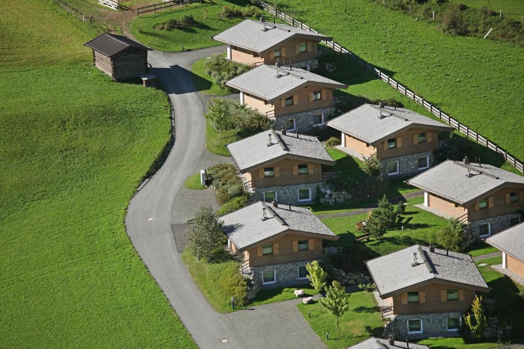 vista arial de uma propriedade residencial com uma estrada em Das Resort Brixen em Brixen im Thale