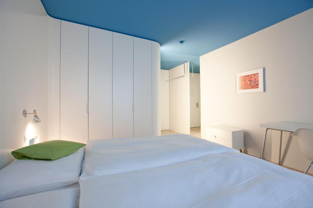 Postel nebo postele na pokoji v ubytování Hotel Dom - das Hotel mit dem Integrationskonzept