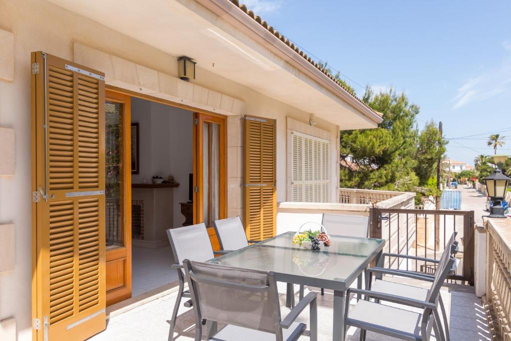 a table and chairs on the balcony of a house at Canta in Playa de Muro