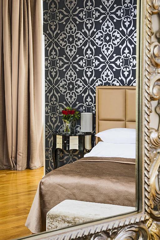 Postel nebo postele na pokoji v ubytování Deminka Palace