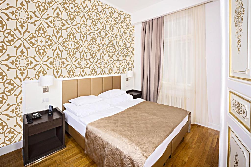 Postel nebo postele na pokoji v ubytování Deminka Palace